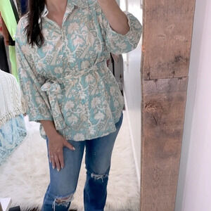 Holly Shae floral tunic top size medium
